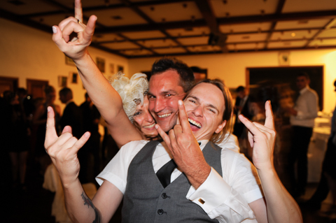Fotograf und das Brautpaar beim Feiern in Spanien